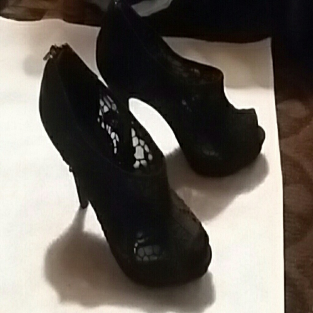 Black stilettos/black lace